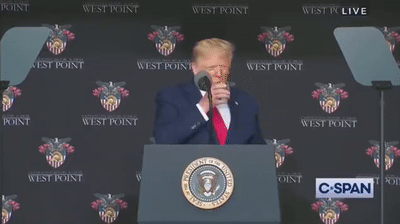 唐纳德·特朗普|特朗普右手现大片瘀伤，坊间猜测他在秘密治病