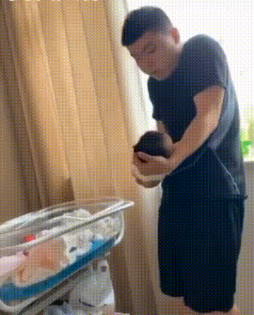 这张爸爸抱女儿的照片火了看完我沉默了