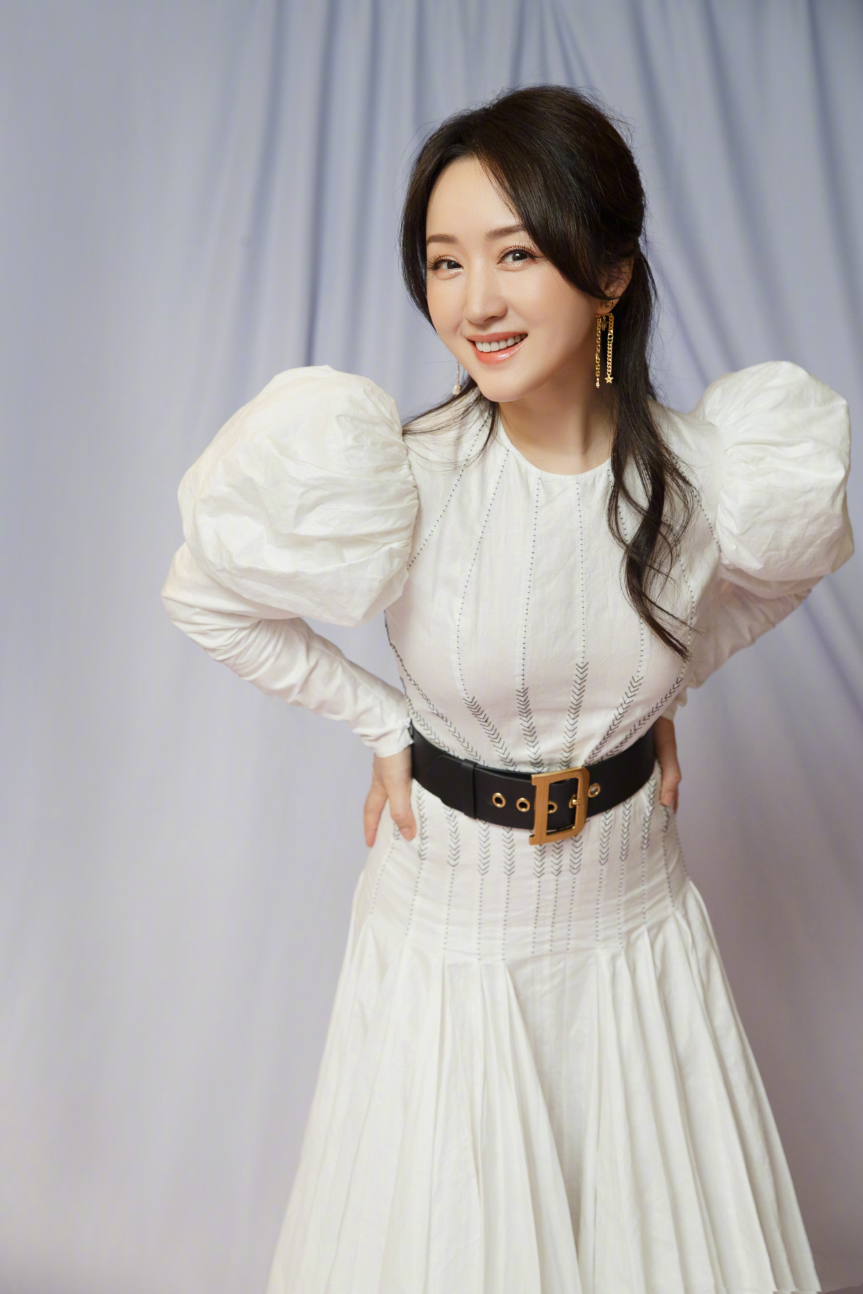 杨钰莹换新发型美得惊艳,穿公主裙优雅脱俗,49岁身材还有料