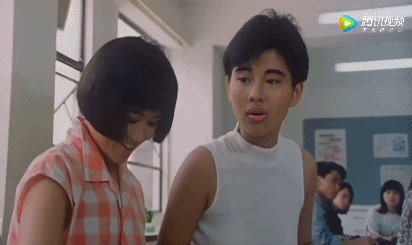 1987年,陈松伶出演了人生第一部电影——与李丽珍搭档的《鬼马校园》.