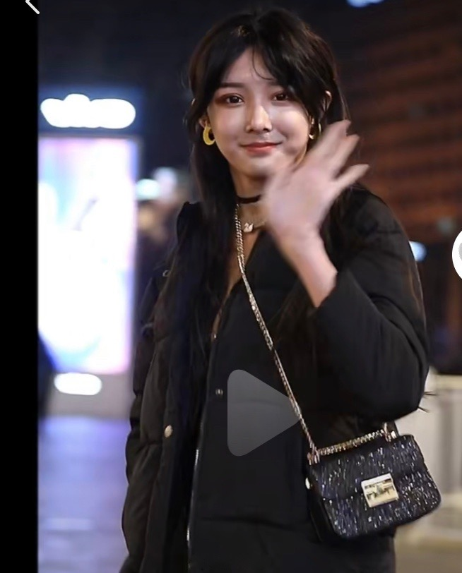 艾比整容变化有多大?看到2张刚出道时的照片,网友:完全不是一个人