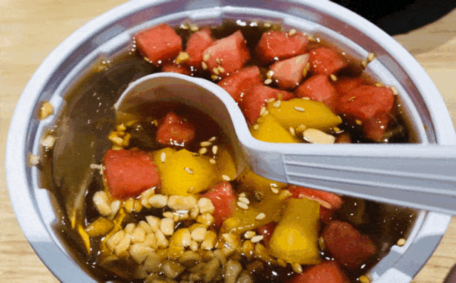 冰粉凉糕和凉虾夏日冰爽姐妹花