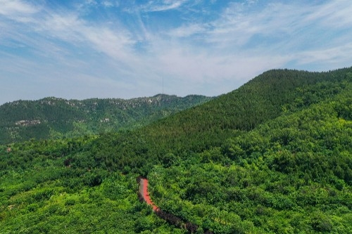 航拍济南彩石捎近村,群山环绕植被茂密,休闲游玩的好地方