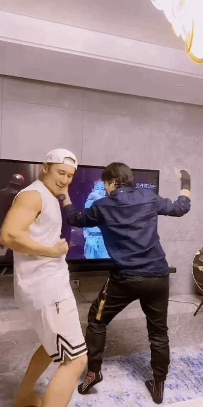 陈志朋被钟丽缇张伦硕拉着跳舞娘中年发福的小虎队谁舞姿最尬