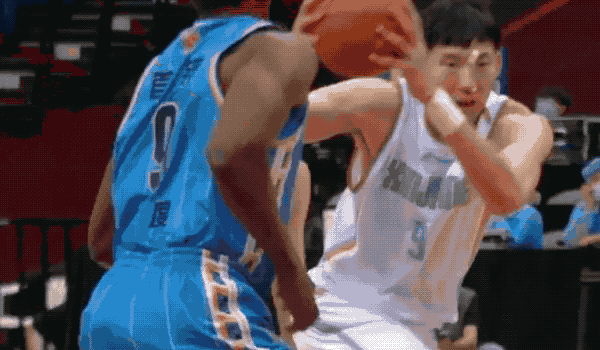 尤度封盖周琦第二节,范子铭持球杀入内线,篮筐近在咫尺,但就在他出手