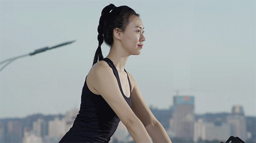 接下来就跟着我们的健身教练正确的骑行是锻炼的基础动感单车骑行姿势