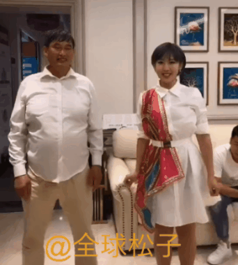 朱之文|大衣哥妻子跳广场舞，大衣哥跳“无价之姐”，舞蹈动作均有点笨拙