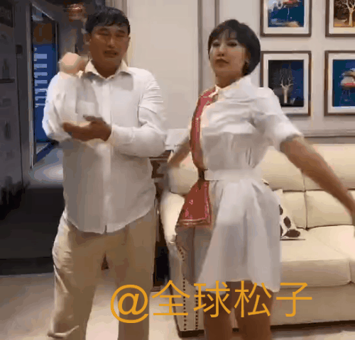 朱之文|大衣哥妻子跳广场舞，大衣哥跳“无价之姐”，舞蹈动作均有点笨拙