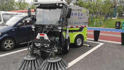 作业车速,扫盘转速,风机功率等作业参数,对垃圾进行精准智能清扫