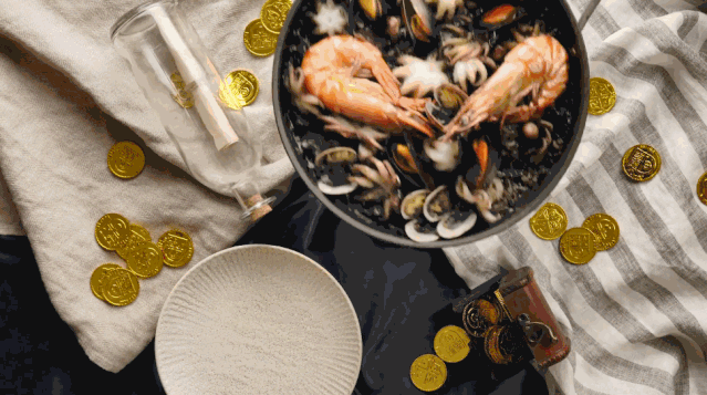 2,将清洗好的贝壳们放进锅里,倒少许白酒,盖上盖子蒸熟.