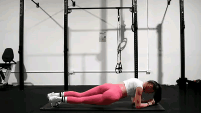 03登山跑波比(6-8次)04坐姿提膝转体(16-20次)05后支撑剪刀脚(16-20次