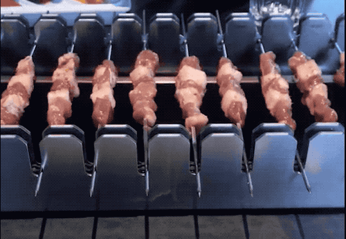 烤串|烤串还靠人工串肉？来看串肉机器解放双手！