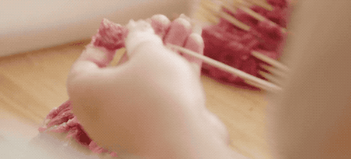 烤串|烤串还靠人工串肉？来看串肉机器解放双手！