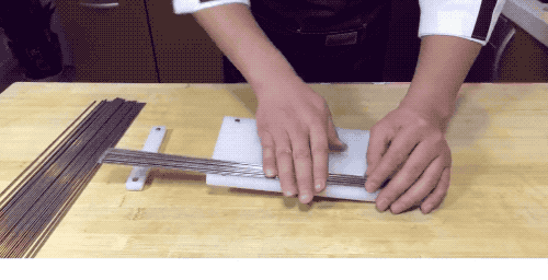 烤串|烤串还靠人工串肉？来看串肉机器解放双手！