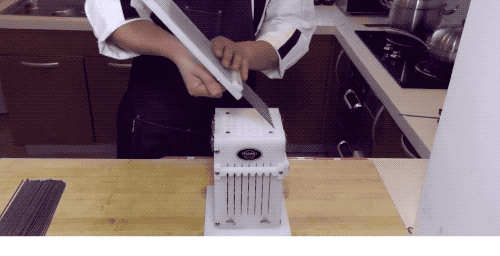 烤串|烤串还靠人工串肉？来看串肉机器解放双手！