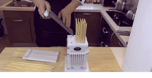 烤串|烤串还靠人工串肉？来看串肉机器解放双手！