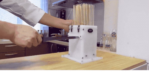 烤串|烤串还靠人工串肉？来看串肉机器解放双手！