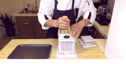 烤串|烤串还靠人工串肉？来看串肉机器解放双手！