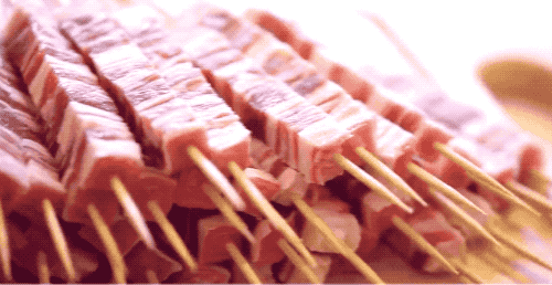 烤串|烤串还靠人工串肉？来看串肉机器解放双手！