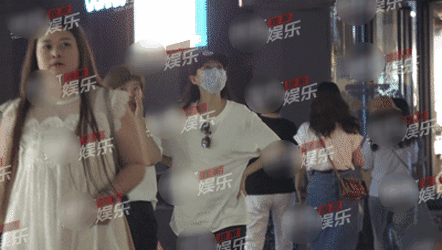 章子怡|章子怡疑似再怀孕？肚子凸起双手扶腰，生完二胎刚半年