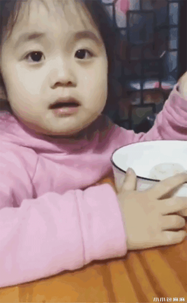 一个小女孩吃着饭,突然抬头问妈妈:妈妈,你为什么生气啊?