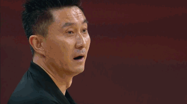 你敢信徐杰走步胡明轩传球失误杜锋没生气还笑得很可亲