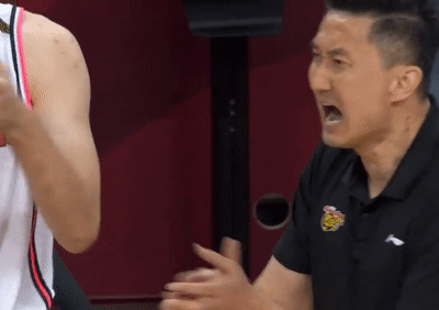 徐杰走步,胡明轩传球失误,杜锋没生气,还笑得很可亲!