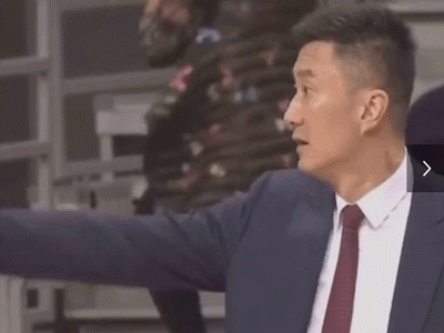 徐杰走步,胡明轩传球失误,杜锋没生气,还笑得很可亲!