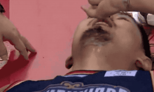 篮下拼抢时,去年选秀大会第二顺位进入cba的孙思尧捂着脑袋退到了场外