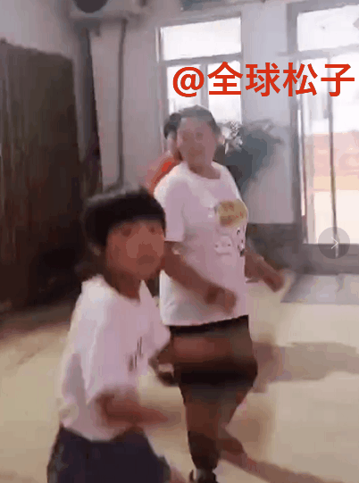 朱之文|大衣哥妻子越来越时尚，墨镜戴在头顶上，走路“带风”宛如女星