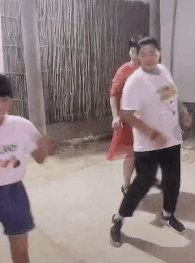 朱之文|大衣哥妻子跳广场舞，大衣哥跳“无价之姐”，舞蹈动作均有点笨拙