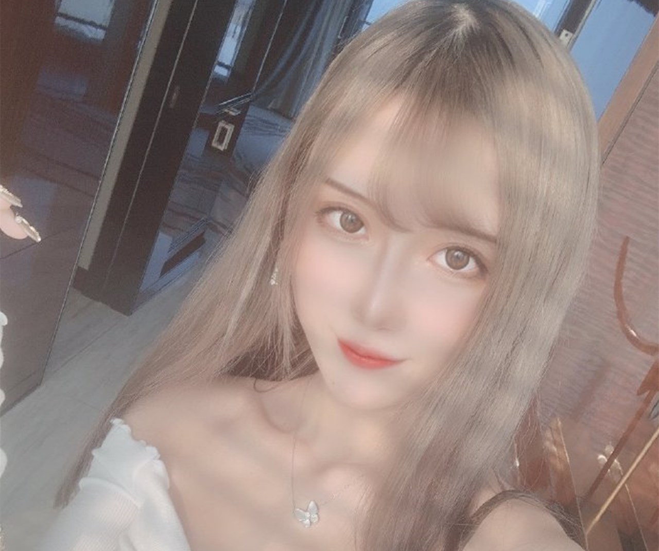 腐团儿晒唯美清新自拍照"百褶裙"首次穿出新高度