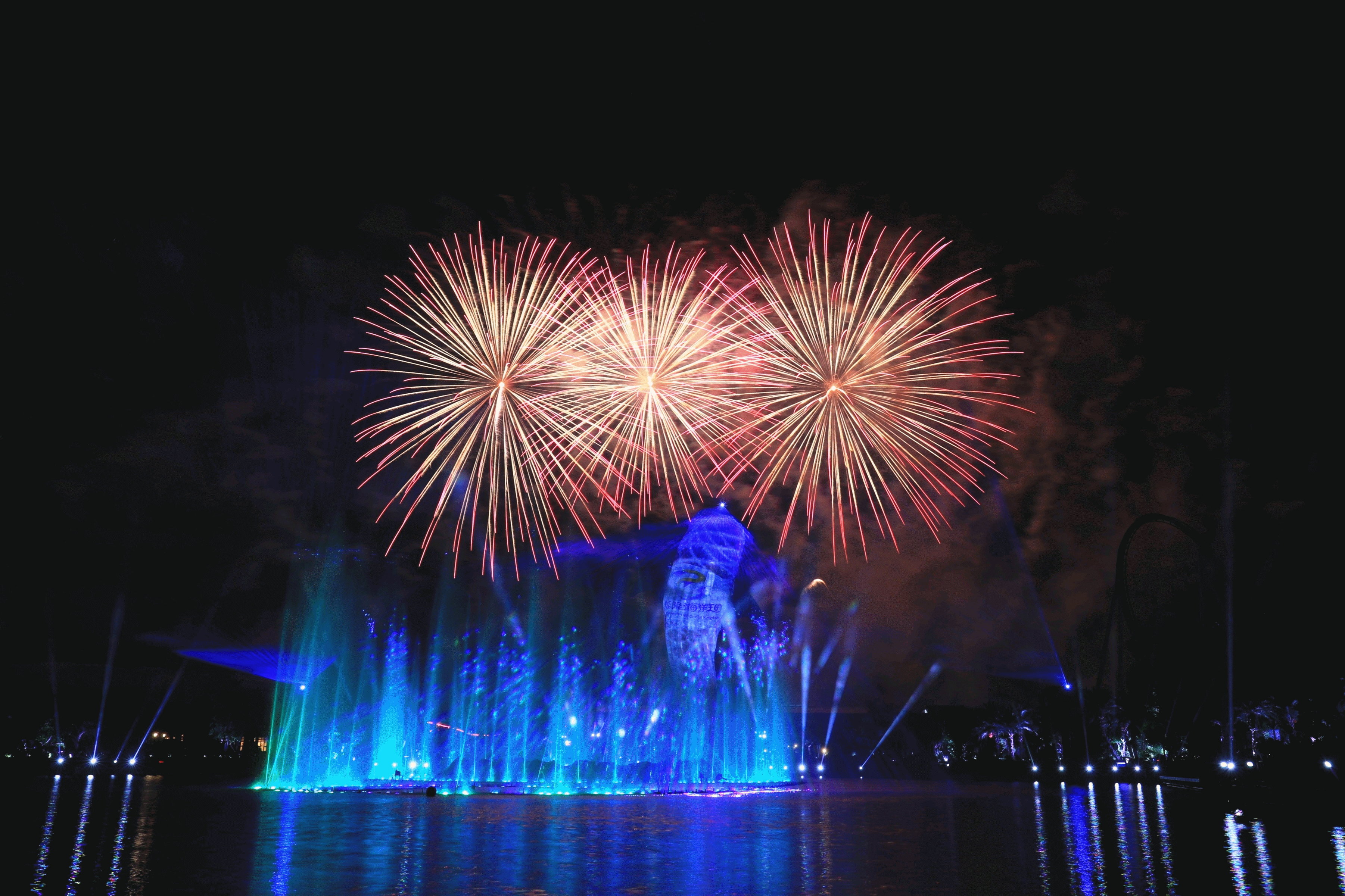 水母上天珠海长隆海洋王国上演烟花星闪幻彩秀