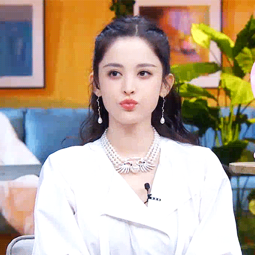 古力娜扎怕是首个穿"饺子衣"的人吧,看着虽丑,但却让她酷到炸