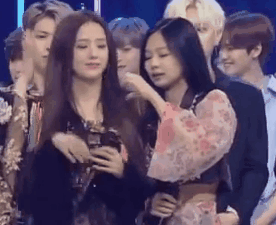 blackpink|BLACKPINK穿旧衣领奖引不满，Jennie金智秀无默契比心惹爆笑