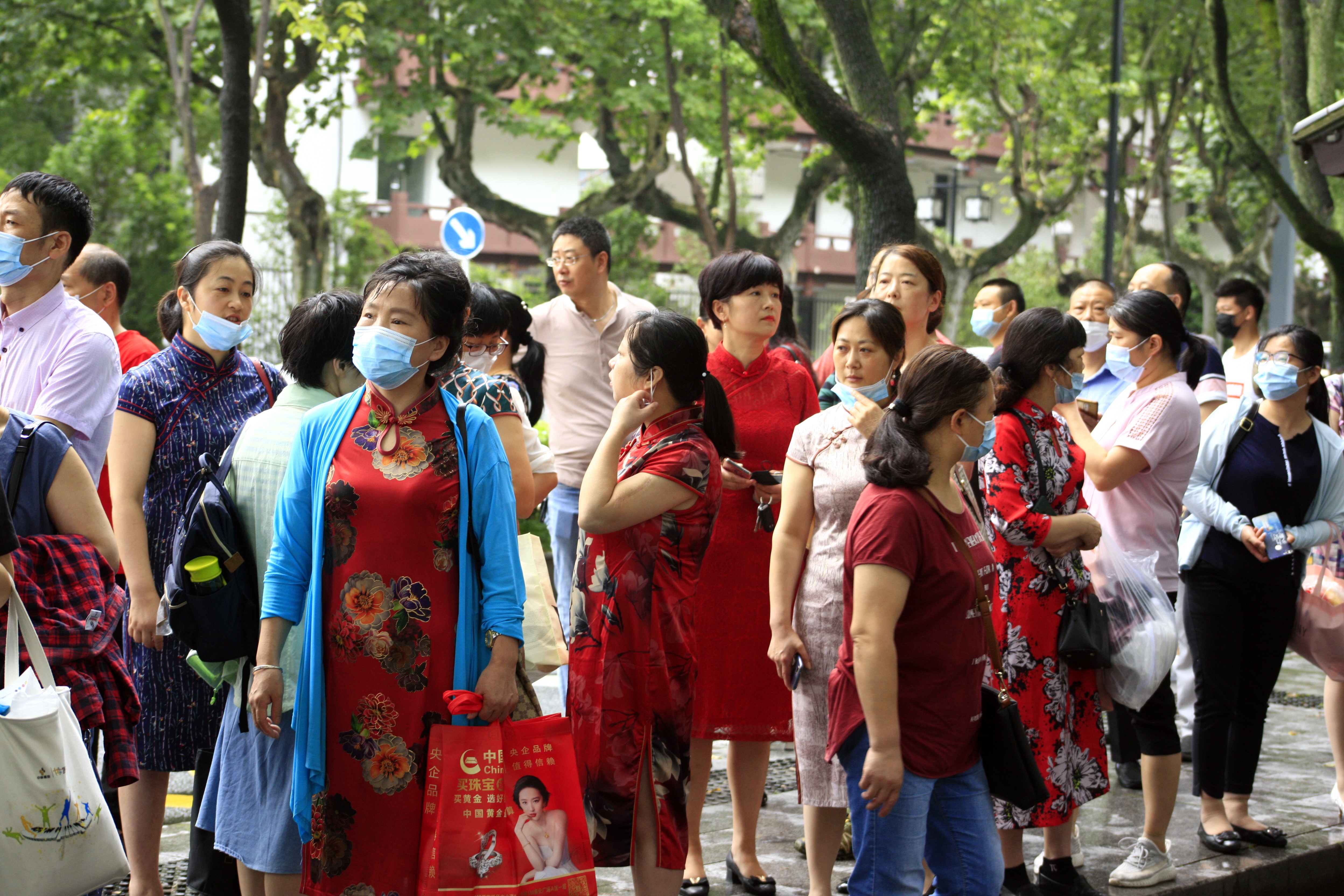 高考开始!苏州家长以行动祝愿考生"旗开得胜,包粽状元!