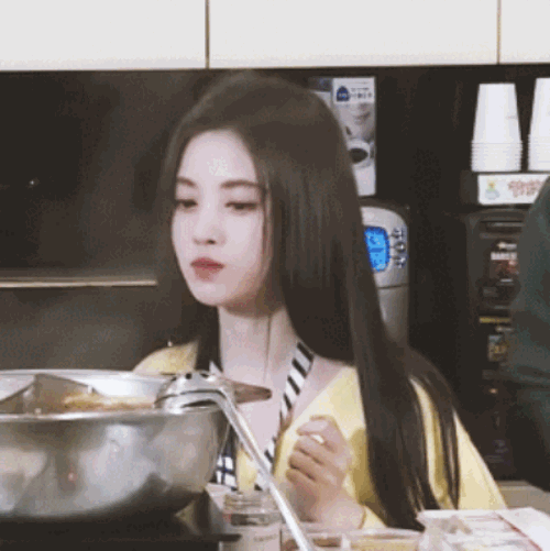 鞠婧祎|鞠婧祎太做作被杨迪吐槽，童年照还要P图加滤镜！当场戳穿好尴尬