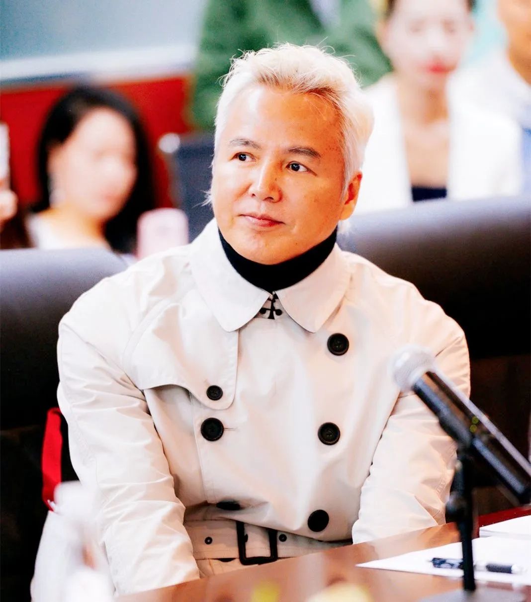 张庭老公花样"作妖",玫红紧身裙搭渔网袜,这眼影是认真的?