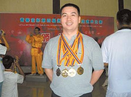 惊爆 世界武术冠军因邻里纠纷被菜刀砍死