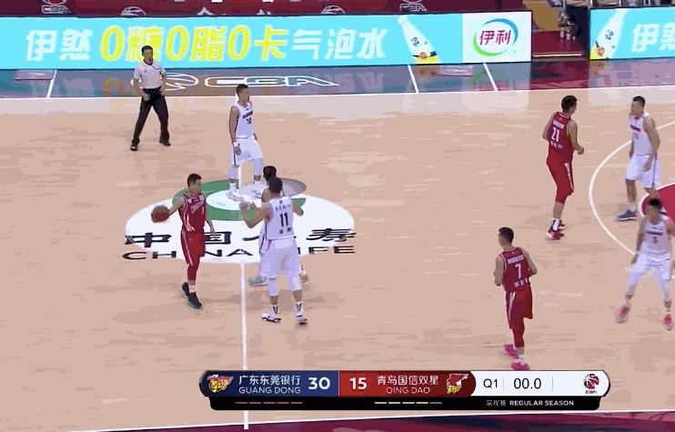 广东再遭打击!阿联之后又伤一人,徐杰不慎崴脚被抬下场表情痛苦