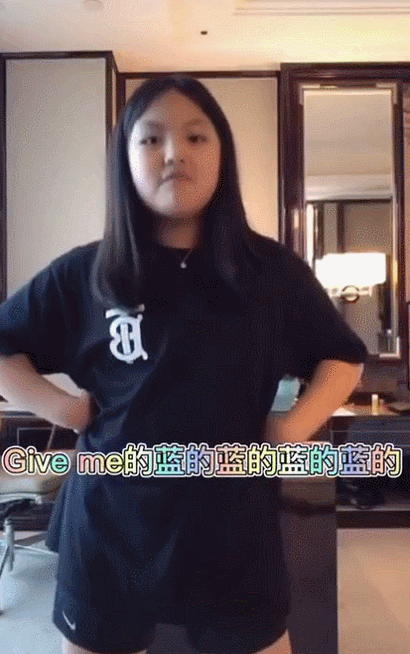 王诗龄|李湘晒老公女儿尬舞，王诗龄腰身比爸爸还粗壮，双手叉腰依旧自信