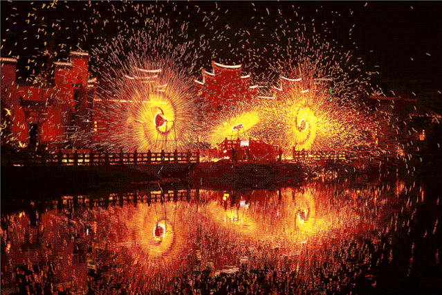 架起熔炉,在1600度的高温之下,一瞬间朵朵如天女散花,绚丽夺目.