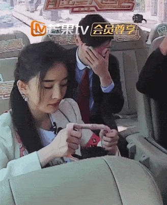 杨幂|杨幂戴眼罩姿势太独特，节目中的智商担当却将眼罩当发带戴