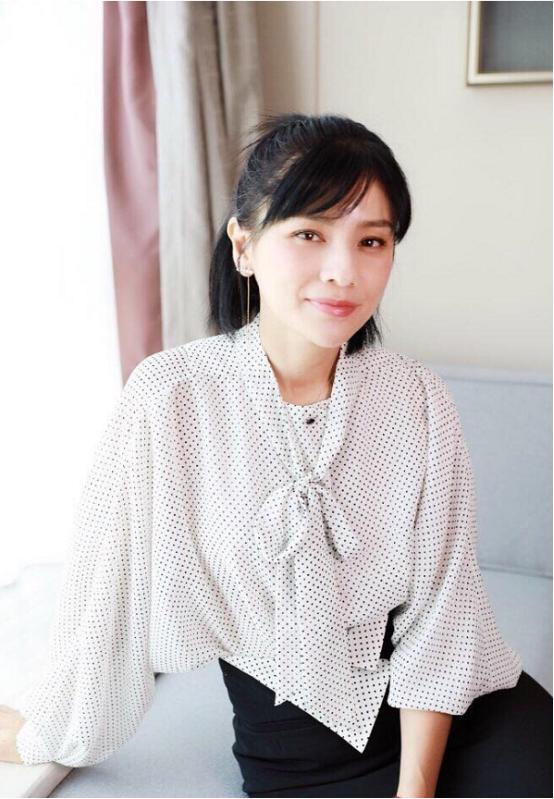 胡可,沙溢平时感情真好,带孩子出门还穿情侣装,真是太炫耀了