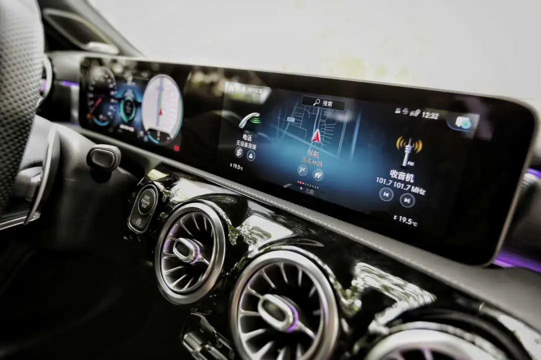 双联屏成过去时 奔驰全新一代s级带来5屏联动新玩法