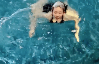 郑恺|苗苗挺大肚游泳，素颜仍如少女般清纯！郑恺在旁陪伴，大夸孕妻厉害