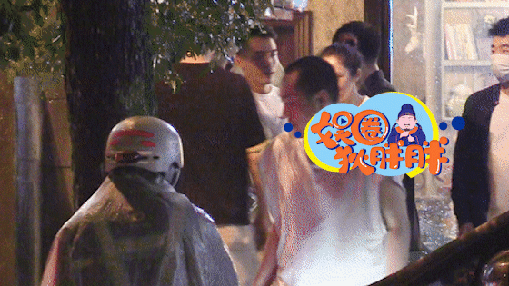 董璇|董璇苏小玎再曝约会照，聚餐后两人牵手同行，还一起回家疑似同居