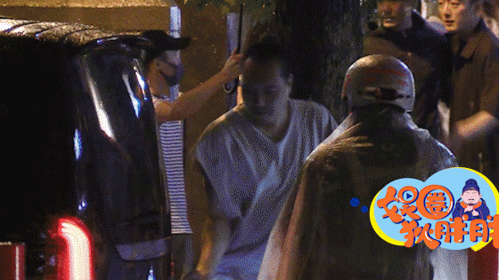 董璇|董璇苏小玎再曝约会照，聚餐后两人牵手同行，还一起回家疑似同居