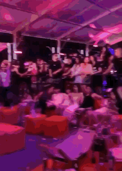 王思聪|王思聪幸福感是不是很低？夜店被两美女夹在中间，依旧一脸生无可恋