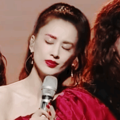 黄圣依|黄圣依公演尬演灵魂出窍，嘴唇狂抖猛然掉泪，却暴露斗鸡眼缺陷